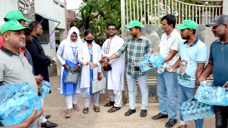 মামুন মাহমুদের পক্ষে এসএসসি পরীক্ষার্থীদের পানি বিতরণ
