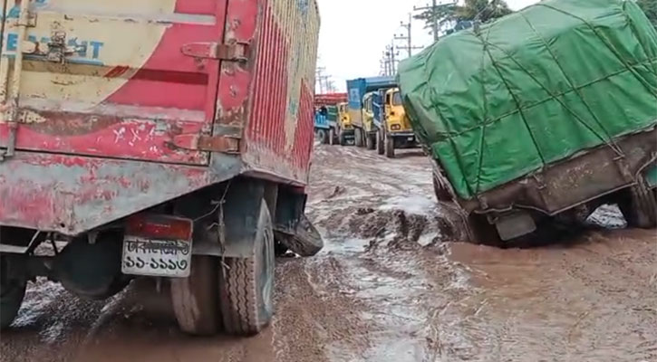 বন্দরে মদনপুর-মদনগঞ্জ সড়কের খানাখন্দে মালবাহী ট্রাক আটকে যান চলাচল বন্ধ