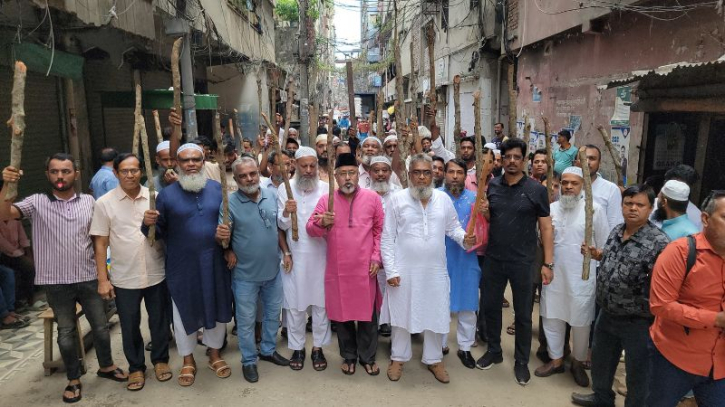চাঁদাবাজদের বিরুদ্ধে হোসিয়ারি ব্যবসায়ীদের লাঠিমিছিল