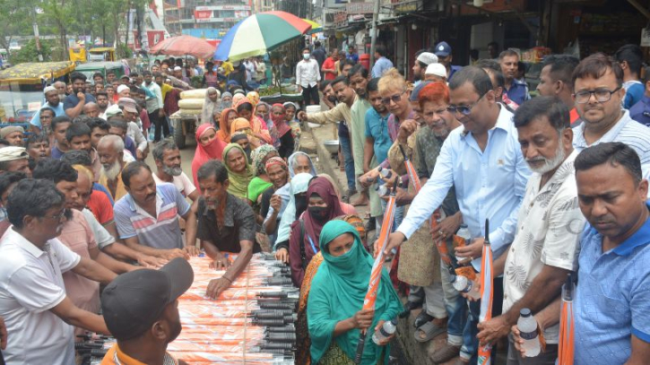 শ্রমজীবী মানুষের মাঝে শকু’র ছাতা ও খাবার স্যালাইন বিতরণ