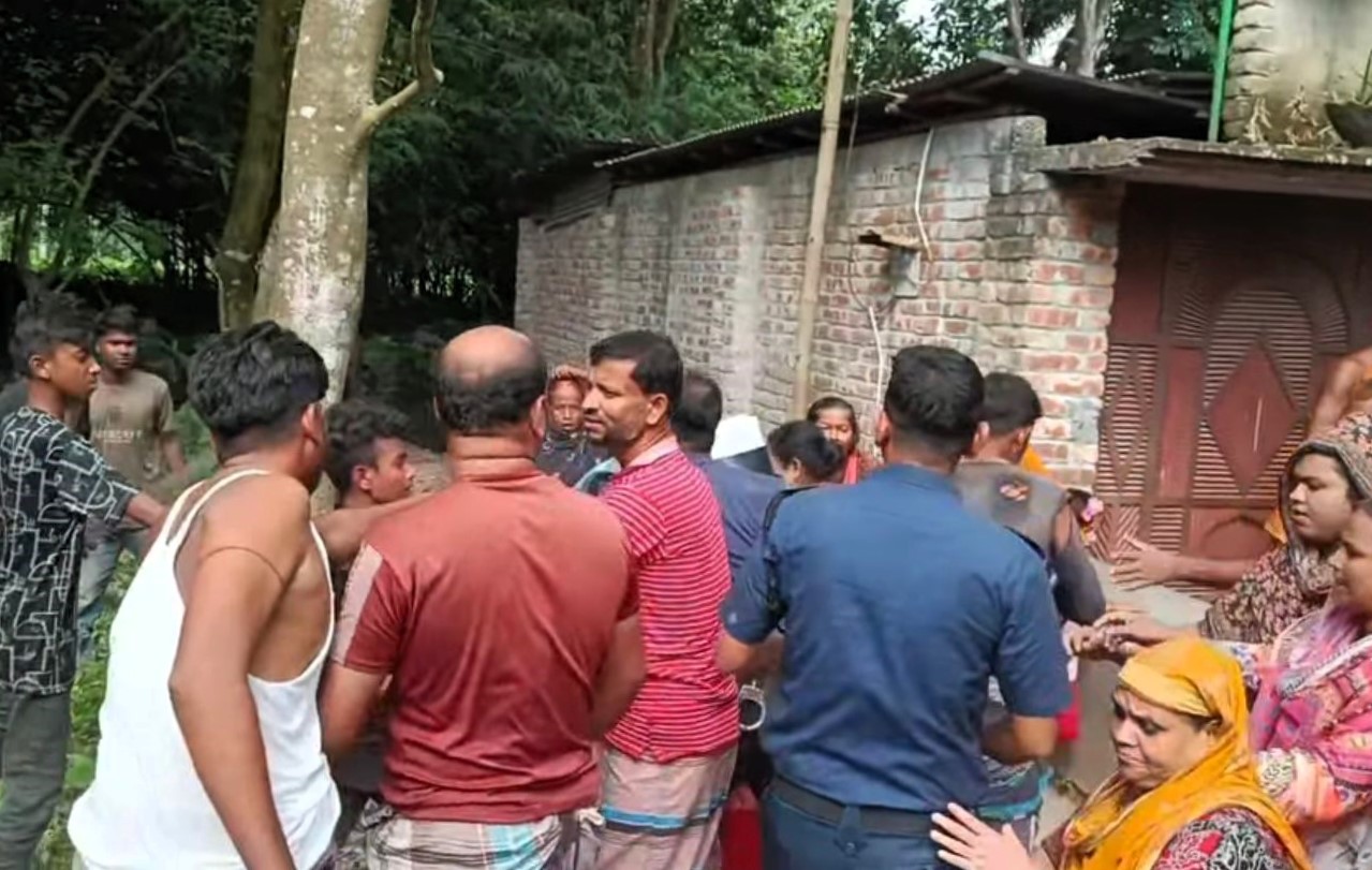 বদলগাছীতে এক প্রবাসীর বাড়িতে কিশোর গ্যাং-এর হামলা, আহত ২