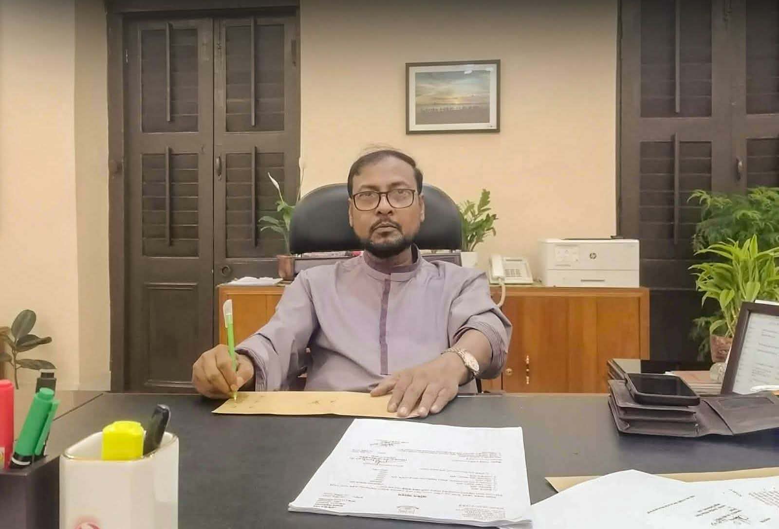 ছুটির দিনেও অফিসে জবি উপাচার্য