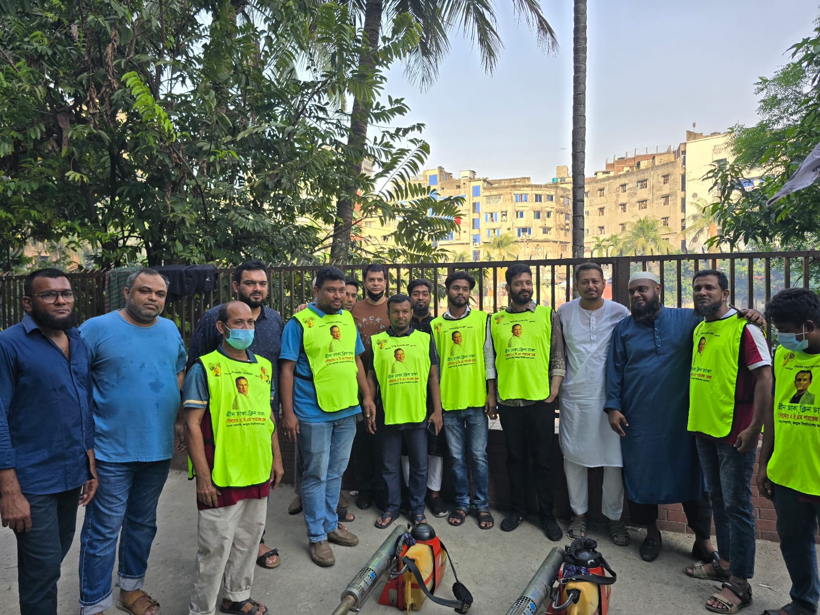 ছাত্রদল নেতার উদ্যোগে পুরান ঢাকায় মশা নিধন ও ড্রেন পরিষ্কার কার্যক্রম