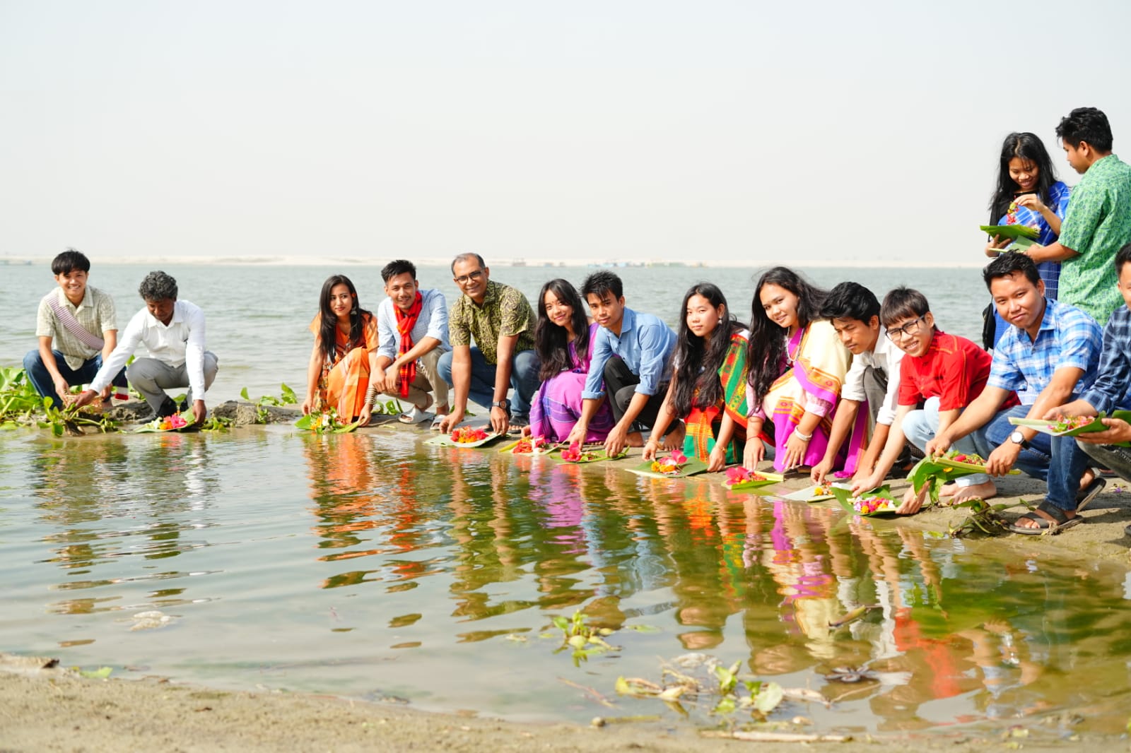 ফুল বিজুতে পদ্মায় ফুল অর্পণ রাবির আদিবাসী শিক্ষার্থীদের