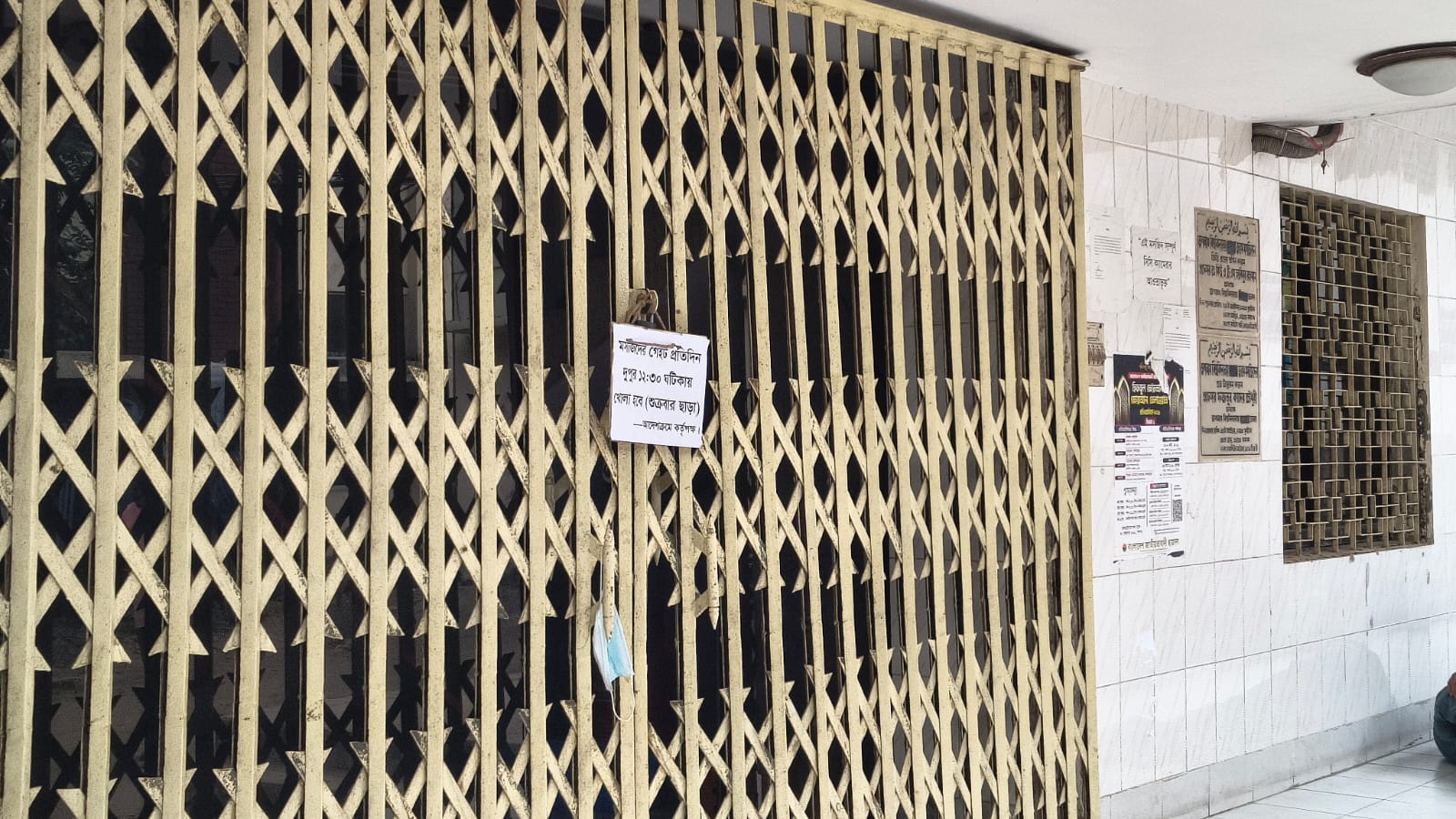 জবির কেন্দ্রীয় মসজিদে তালা, শিক্ষার্থীদের ক্ষোভ